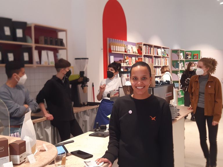 Fabienne Gretschel vor der Coffee Bar